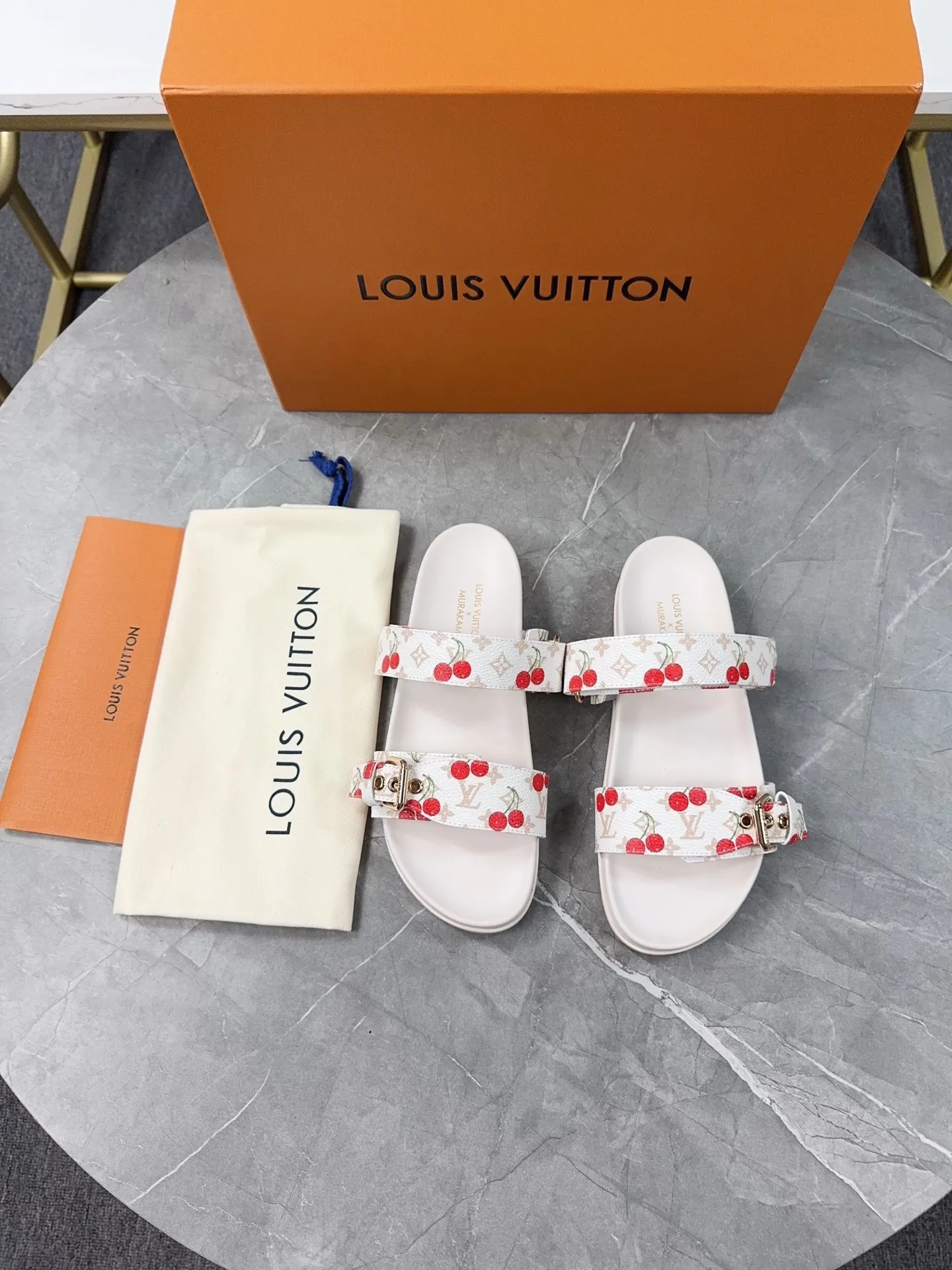 👟👟Ex-factory price 400👟👟 LV2025 spring and summer new slippers🌟The belt buckle is adjustable and elastic design, full of beach style, original molded LV metal logo decoration, fashionable and beautiful, super versatile🤳🏻Cow leather upper/custom imported jacquard fabric/original old flower leather material, water-dyed sheepskin lining (water platform + rubber sole) three-layer combination outsole 🔶Size: Female 35-43 Male: 38-46